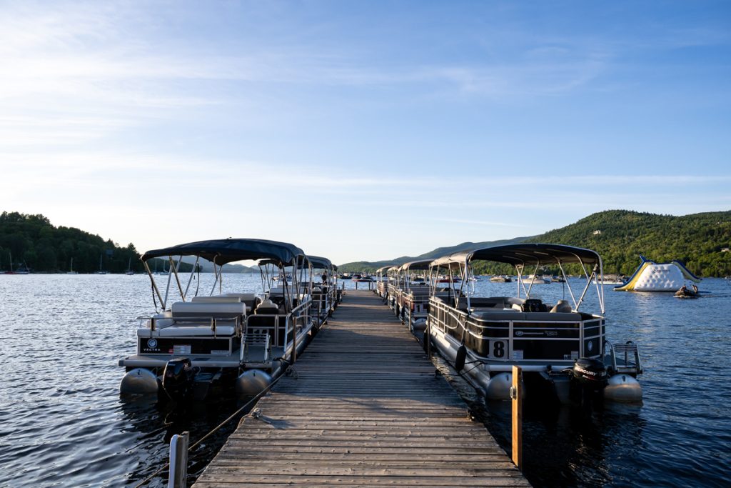 Pontons alignés au quaie de la marina de la plage du Lac Tremblant