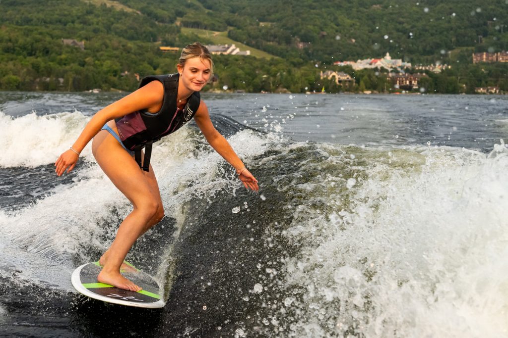 Pratique du surf derrière un bateau sur le lac Tremblant